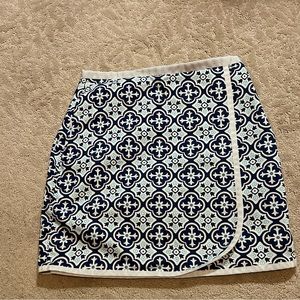 Fairway & Greene golf skort, size 2, turquoise, navy blue, and white.
